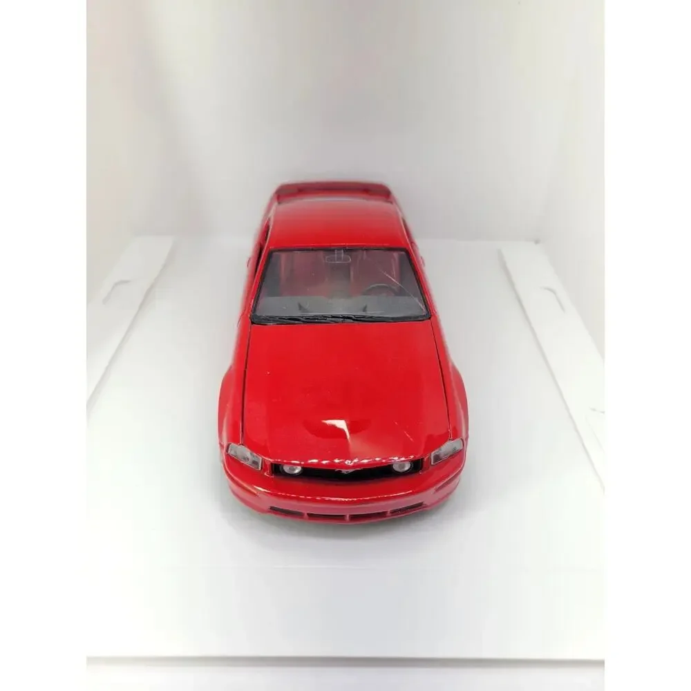Maisto 2006 Ford Mustang GT Red 1:24 Diecast Model Car Opening Hood Doors